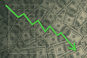 Gráfico mostrando uma seta verde descendente sobre um fundo de notas de dólar, simbolizando a baixa da moeda.